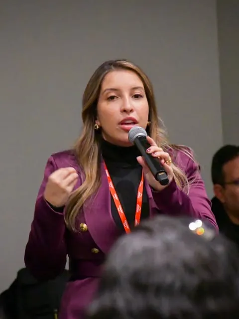 Dra. Tábata Ribas durante palestra profissional